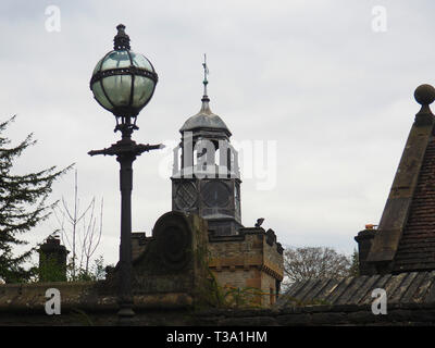 Alte Laterne stil Straßenlaterne und Turm bei Thornbridge Hall, Bakewell, Großbritannien Stockfoto