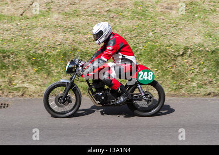 Chorley, Lancashire, UK. April, 2019. Hoghton Tower 43 Motorrad Sprint. Reiter Stockfoto