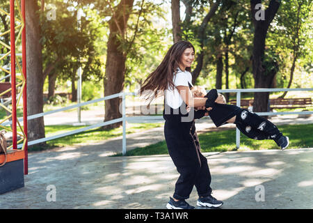 Mama und kleiner Junge fröhlich Spinning herum zusammen. Stockfoto