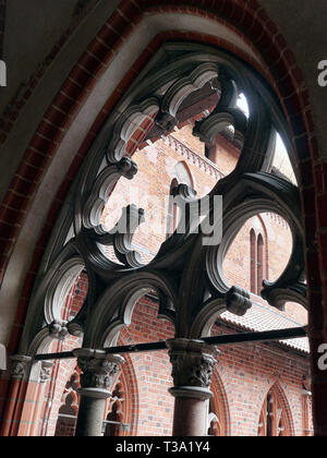 MALBORK, Polen - 15 AUGUST, 2013: Kreuzgang maßwerk Fenster des Deutschen Ordens Malbork, Polen. Die Marienburg ist der größte gemauerte Festung in der wor Stockfoto