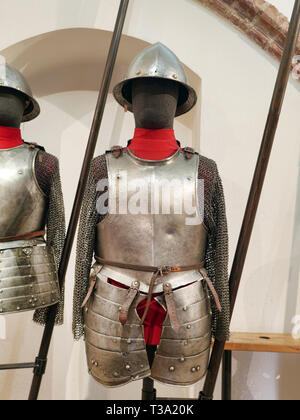 MALBORK, Polen - 15 AUGUST, 2013: 17. Jahrhundert Europäische Rüstung und Hecht in das Museum in der TEUTONISCHEN Malbork, Polen ausgestellt. Malbork castl Stockfoto