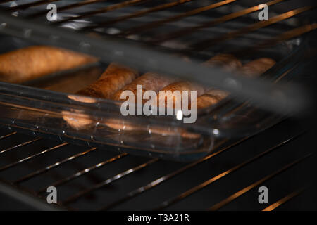 Würstchen, im Ofen gebacken Stockfoto