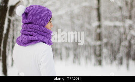 Hübsche junge Frau trägt einen Hut stricken Stockfoto