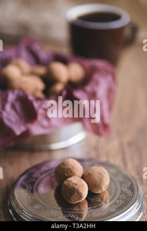 Dunkle Schokolade Trüffel mit Kakaopulver auf einem Dessertteller Stockfoto