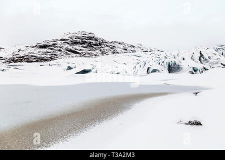 Solheimajokull Gletscher bedeckt mit Schnee, Island Stockfoto