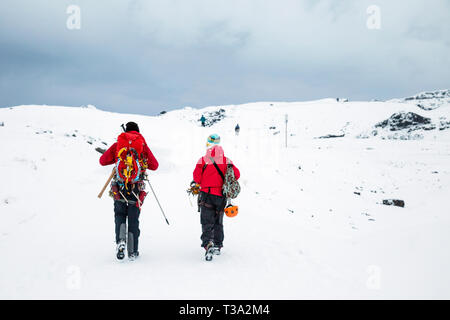 Zwei Bergsteiger, Wanderer Wandern im Schnee in der Nähe von Solheimajokull Gletscher, Island Stockfoto
