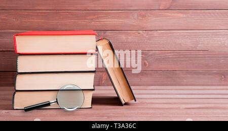 Altes Buch stack und Lupe Stockfoto