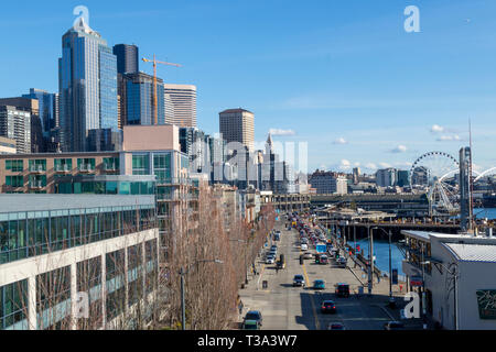 Seattle, WA - März 2019: Downtown Seattle von der Bell Street Pier Dachterrasse gesehen. Stockfoto