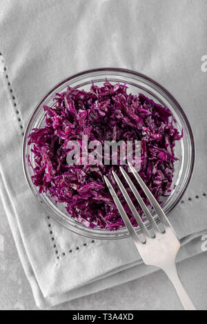 Hausgemachte fermentierten Kohl. Vegan salat Landhausstil Glas Glas. Konzept der probiotische Lebensmittel günstig für eine gute Gesundheit. Ansicht von oben mit der Kopie. Sele Stockfoto