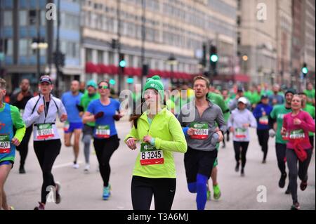 Chicago, Illinois, USA. Eine Masse von Läufern Flut Michigan Avenue während der 2019 Shamrock Shuffle Rennen in Chicago. Stockfoto