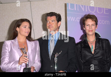 LOS ANGELES, Ca. Juni 08, 2001: Schauspieler PIERCE BROSNAN & Frau KEELY SHAYE SMITH (links) und Schauspielerin Jamie Lee Curtis am 25. jährlichen Frauen im Film Crystal Awards im Century Plaza Hotel, Los Angeles. © Paul Smith/Featureflash Stockfoto