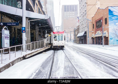 30. Januar 2014 - Calgary Transit Train ziehen in die Station im Winter Stockfoto