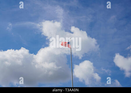 Amerikanische Flagge schwingen in einem blauen Himmel mit Wolken Szene in Los Angeles, Kalifornien Stockfoto