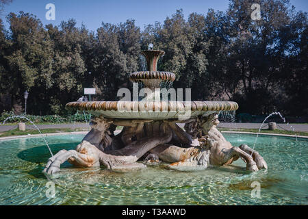 Rom, Italien, 19. Februar 2019, Villa Borghese, Brunnen der Seepferdchen steht in der Mitte eines runden Platz, der von Bäumen und Gehwege an Pi umgeben Stockfoto