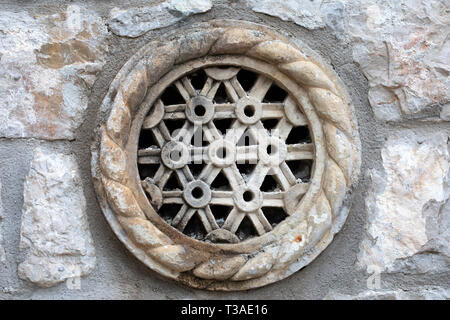 Eine Rosette oder Catherine Fenster - Serbisch-orthodoxe "praskvica" Kloster, Montenegro. Stockfoto
