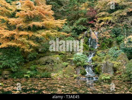 Portland, Oregon - 2018-11-20 - Watterfall in Japanischen Tee Garten Stockfoto