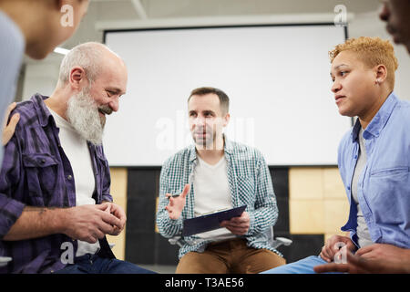Ältere Menschen in der Support-gruppe Stockfoto