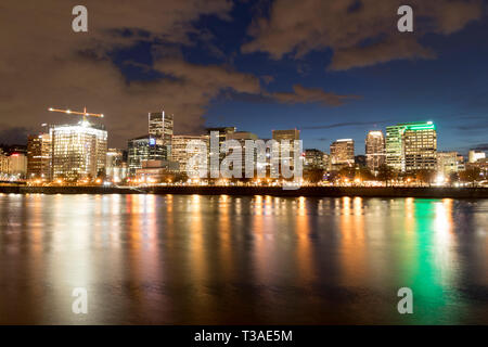 Downtown Portland Oregon in der Nacht. Stockfoto