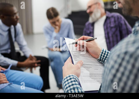 Nahaufnahme der Psychologe in der Support-gruppe Stockfoto