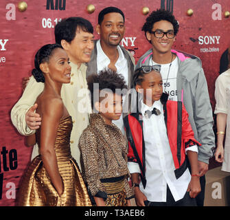 02 Jackie Chan Jaden Smith Smith Jada Willow 02 - Karate Kid Premiere auf dem Westwood Village Theater in Los Angeles. 02 Jackie Chan Jaden Smith Smith Jada Willow 02 Veranstaltung in Hollywood Leben - Kalifornien, Red Carpet Event, USA, Filmindustrie, Prominente, Fotografie, Bestof, Kunst, Kultur und Unterhaltung, Topix prominente Mode, Besten, Hollywood Leben, Event in Hollywood Leben - Kalifornien, Roter Teppich und backstage, Film Stars, TV Stars, Musik, Promis, Topix, Akteure aus dem gleichen Film, Cast und co Star zusammen. Anfrage tsuni @ Gamma-USA Stockfoto