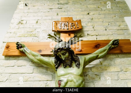 Valencia, Spanien - 30. März 2019: Detail einer geschnitzten Kruzifix mit dem Gesicht von Jesus auf dem Altar einer Kirche mit der Aufschrift INRI. Stockfoto