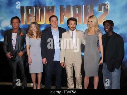 Cast Iron Man 2 77 - IRON MAN 2 Foto Anruf im Four Seasons Hotel in Los Angeles. Mickey Rourke, Scarlett Johansson, Jon Favreau (Regie), Robert Downey Jr., Gwyneth Paltrow, Don Cheadle. Cast Iron Man 2 77 Veranstaltung in Hollywood Leben - Kalifornien, Red Carpet Event, USA, Filmindustrie, Prominente, Fotografie, Bestof, Kunst, Kultur und Unterhaltung, Topix prominente Mode, Besten, Hollywood Leben, Event in Hollywood Leben - Kalifornien, Roter Teppich und backstage, Film Stars, TV Stars, Musik, Promis, Topix, Akteure aus dem gleichen Film, Cast und co Star zusammen. Anfrage Stockfoto