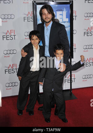 Diego Luna, Christopher Ruiz-Esparza und Gerardo Ruiz-Esparza - Abel - AFI Premiere auf der Chinese Theatre in Los Angeles. Diego Luna, Christopher Ruiz-Esparza und Gerardo Ruiz-Esparza 41 Veranstaltung in Hollywood Leben - Kalifornien, Red Carpet Event, USA, Filmindustrie, Prominente, Fotografie, Bestof, Kunst, Kultur und Unterhaltung, Topix prominente Mode, Besten, Hollywood Leben, Event in Hollywood Leben - Kalifornien, Roter Teppich und backstage, Film Stars, TV Stars, Musik, Promis, Topix, Akteure aus dem gleichen Film, Cast und co Star zusammen. Anfrage tsuni@Gamma-USA.com, Kredit T Stockfoto