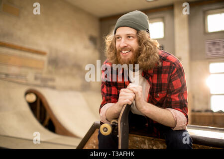 Bärtiger junger Mann in Skate Park Stockfoto