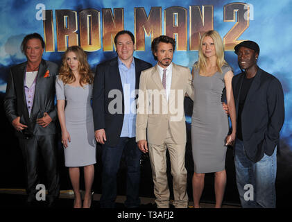 Iron Man 2 cast 70 - IRON MAN 2 Foto Anruf im Four Seasons Hotel in Los Angeles. Mickey Rourke, Scarlett Johansson, Jon Favreau (Regie), Robert Downey Jr., Gwyneth Paltrow, Don Cheadle. Iron Man 2 cast 70 Veranstaltung in Hollywood Leben - Kalifornien, Red Carpet Event, USA, Filmindustrie, Prominente, Fotografie, Bestof, Kunst, Kultur und Unterhaltung, Topix prominente Mode, Besten, Hollywood Leben, Event in Hollywood Leben - Kalifornien, Roter Teppich und backstage, Film Stars, TV Stars, Musik, Promis, Topix, Akteure aus dem gleichen Film, Cast und co Star zusammen. Inq Stockfoto