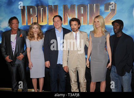 Iron Man 2 cast 76 - IRON MAN 2 Foto Anruf im Four Seasons Hotel in Los Angeles. Mickey Rourke, Scarlett Johansson, Jon Favreau (Regie), Robert Downey Jr., Gwyneth Paltrow, Don Cheadle. Iron Man 2 cast 76 Veranstaltung in Hollywood Leben - Kalifornien, Red Carpet Event, USA, Filmindustrie, Prominente, Fotografie, Bestof, Kunst, Kultur und Unterhaltung, Topix prominente Mode, Besten, Hollywood Leben, Event in Hollywood Leben - Kalifornien, Roter Teppich und backstage, Film Stars, TV Stars, Musik, Promis, Topix, Akteure aus dem gleichen Film, Cast und co Star zusammen. Inq Stockfoto