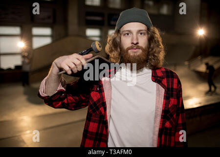 Skater posiert in Extreme Park Stockfoto