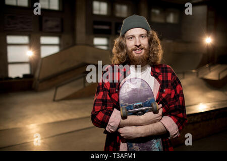 Man posiert in Skating Park Stockfoto