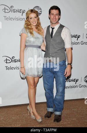 Jennifer Finnigan & Josh Cooke ABC-Disney tca Party im Beverly Hiton Hotel in Los Angeles. JenniferFinnigan JoshCooke 92 Event in Hollywood Leben - Kalifornien, Red Carpet Event, USA, Filmindustrie, Prominente, Fotografie, Bestof, Kunst, Kultur und Unterhaltung, Topix prominente Mode, Besten, Hollywood Leben, Event in Hollywood Leben - Kalifornien, Roter Teppich und backstage, Film Stars, TV Stars, Musik, Promis, Topix, Akteure aus dem gleichen Film, Cast und co Star zusammen. Anfrage tsuni@Gamma-USA.com, Kredit Tsuni/USA, 2010-Gruppe, TV und Film Cast Stockfoto