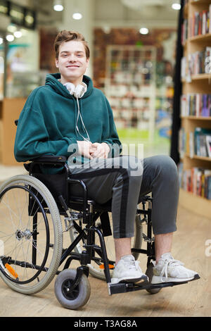 Zufriedene Schüler im Rollstuhl Stockfoto