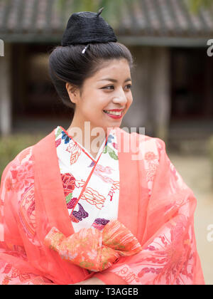 Junge Okinawa Frau mit traditionellen Kimono mit ihren Haaren im traditionellen Stil mit einem Jifa Haarnadel an der Ryukyu Mura, Joensuu, Okinawa nicht angeordnet Stockfoto
