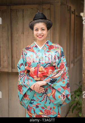 Junge Okinawa Frau mit traditionellen Kimono mit ihren Haaren im traditionellen Stil mit einem Jifa Haarnadel an der Ryukyu Mura, Joensuu, Okinawa nicht angeordnet Stockfoto