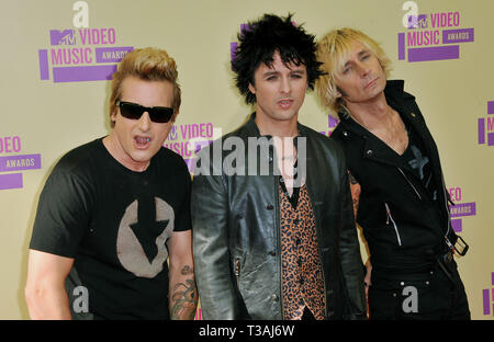 Green Day - Tre Cool, Billie Joe Armstrong, Mike Dimt bei 2012 VMA MTV Awards im Staples Center in Los Angeles. Green Day - Tre Cool, Billie Joe Armstrong, Mike Dimt 018 Veranstaltung in Hollywood Leben - Kalifornien, Red Carpet Event, USA, Filmindustrie, Prominente, Fotografie, Bestof, Kunst, Kultur und Unterhaltung, Topix prominente Mode, Besten, Hollywood Leben, Event in Hollywood Leben - Kalifornien, Roter Teppich und backstage, Film Stars, TV Stars, Musik, Promis, Topix, Akteure aus dem gleichen Film, Cast und co Star zusammen. Anfrage tsuni@Gamma-USA.com, Kredit Tsuni/USA, 2. Stockfoto