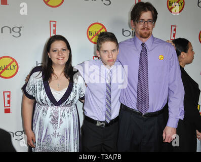 Jackie Libby, Alex Libby, Philip Libby am Bully Premiere auf dem chinesischen Theater 6 in Los Angeles. Jackie Libby, Alex Libby, Philip Libby Ereignis in Hollywood Leben - Kalifornien, Red Carpet Event, USA, Filmindustrie, Prominente, Fotografie, Bestof, Kunst, Kultur und Unterhaltung, Topix prominente Mode, Besten, Hollywood Leben, Event in Hollywood Leben - Kalifornien, Roter Teppich und backstage, Film Stars, TV Stars, Musik, Promis, Topix, Akteure aus dem gleichen Film, Cast und co Star zusammen. Anfrage tsuni@Gamma-USA.com, Kredit Tsuni/USA, 2012-Gruppe, TV und Film Cast Stockfoto