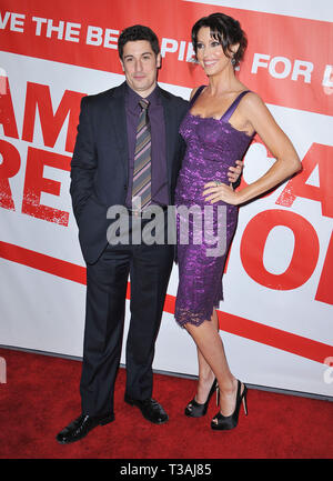 Jason Biggs, Shannon Elizabeth an der Amerikanischen Reunion Premiere auf der Chinese Theatre in Los Angeles. Jason Biggs, Shannon Elizabeth 30 Veranstaltung in Hollywood Leben - Kalifornien, Red Carpet Event, USA, Filmindustrie, Prominente, Fotografie, Bestof, Kunst, Kultur und Unterhaltung, Topix prominente Mode, Besten, Hollywood Leben, Event in Hollywood Leben - Kalifornien, Roter Teppich und backstage, Film Stars, TV Stars, Musik, Promis, Topix, Akteure aus dem gleichen Film, Cast und co Star zusammen. Anfrage tsuni@Gamma-USA.com, Kredit Tsuni/USA, 2012-Gruppe, TV und Film Cast Stockfoto