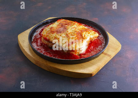 Francesinha - Portugiesisch Sandwich mit Schinken, Wurst, Braten, und mit geschmolzenem Käse bedeckt Stockfoto