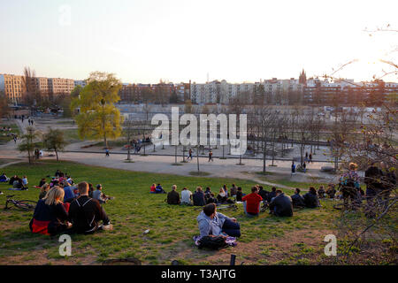 Menschen im Gras genießen Sie den Abend im Mauerpark, Berlin, Deutschland (30. März 2019) Stockfoto