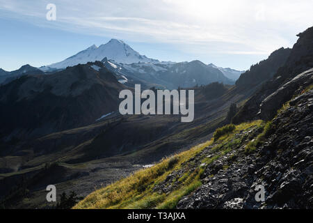 Dramatische Landschaft und Mount Baker bei Sonnenuntergang von Artist Point Stockfoto