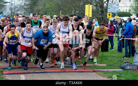 Läufer starten eines 10 k Rennen, Leamington Spa, Großbritannien Stockfoto