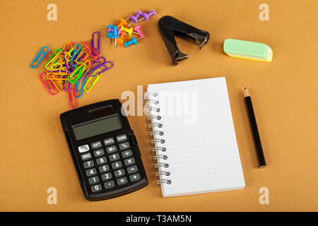 Zähler, Stift, Notebook, Büroklammern - Schul- und Bürobedarf auf Papier Hintergrund Stockfoto