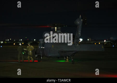 Ein US Air Force HH-60 Falken ebnen mit der 33 Rescue Squadron bereit ist, Luft geliefert Masse die Betankung mit US-Marines aus marinen Antenne Refueler Transport Squadron (VMGR) 152 an der Clark Air Base, Philippinen, 4. April 2019, während der Übung Balikatan. Balikatan ermöglicht teilnehmenden Kräfte eine hohe Bereitschaft und Reaktionsfähigkeit zu erhalten und verbessert die kombinierten militärischen Beziehungen und Fähigkeiten. Die Übung fördert die regionale Sicherheit und den humanitären Bemühungen für US-Verbündeten und Partnern. (U.S. Marine Corps Foto von Lance Cpl. Tyler Harmon) Stockfoto