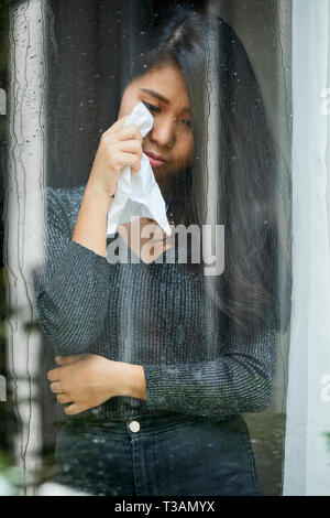 Schreiende Frau wischte sich Stockfoto