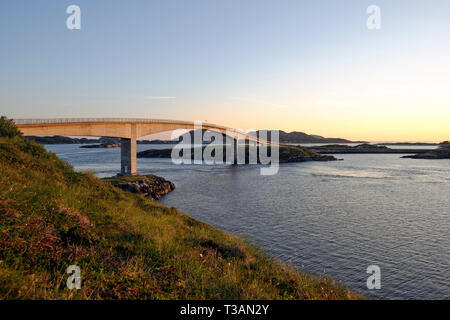 Die Landschaft und die Küste um Hoholmen Brücke in Nord-Heroy Insel, Heroy, Nordland Nordische Heerfahrt" in Norwegen. Stockfoto