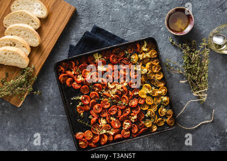 Rote gebackene Kirschtomaten in Backblech, Ansicht von oben Stockfoto