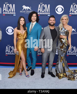 LAS VEGAS, CA - 07 April: (L-R) Abby Recht, Dan Smyers und Shay Mooney Dan + Shay, und Hannah Billingsley der 54 Akademie der Country Music Awards im MGM Grand Hotel & Casino am 07 April, 2019 in Las Vegas, Nevada teilnehmen. Stockfoto