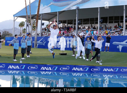 Rancho Mirage, Kalifornien, USA. 07 Apr, 2019. Ihr caddie David Brooker, und Ihr Agent Soo jin Choi Sprung in Poppie der Teich neben der 18 nach dem Gewinn der 2019 LPGA Tour ANA Inspiration Golfturnier am Mission Hills Country Club in Rancho Mirage, Kalifornien. Charles Baus/CSM/Alamy leben Nachrichten Stockfoto
